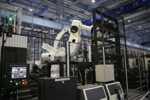 Eine vollautomatische, robotergestützte Fertigungsszelle in der Okuma Smart Factory