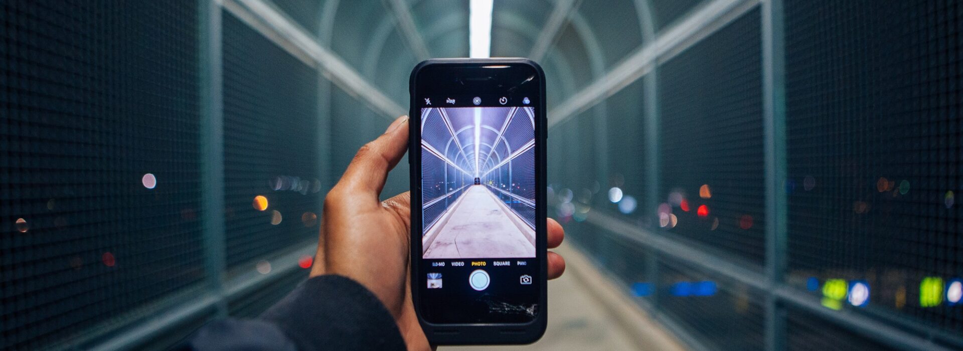 TikTok: Via Smartphone wird ein überdachter Tunnel gefilmt.